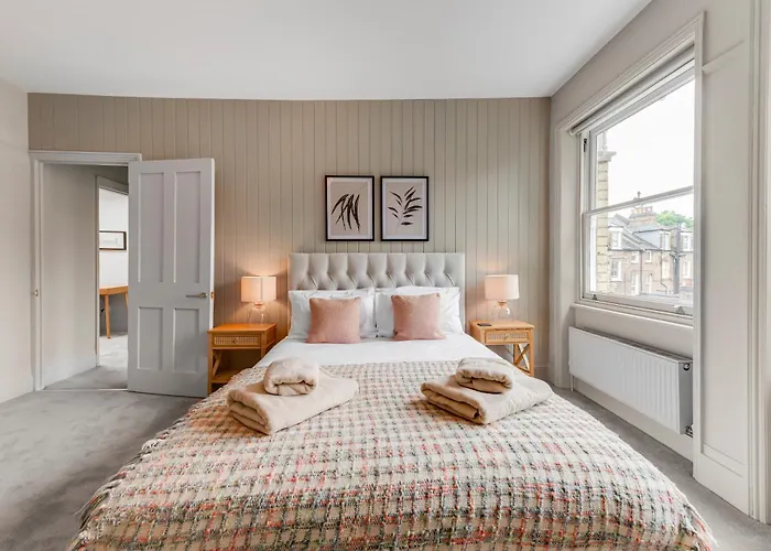 Luxury 3 Bed Apartment With Balcony In Kensington Olympia