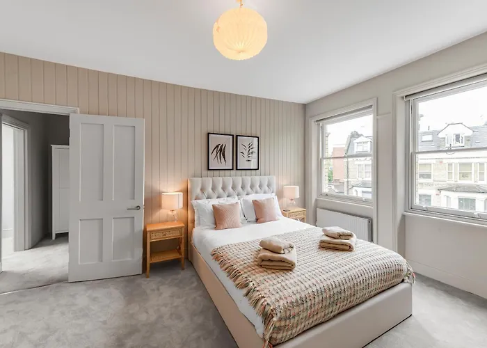 Luxury 3 Bed Apartment With Balcony In Kensington Olympia